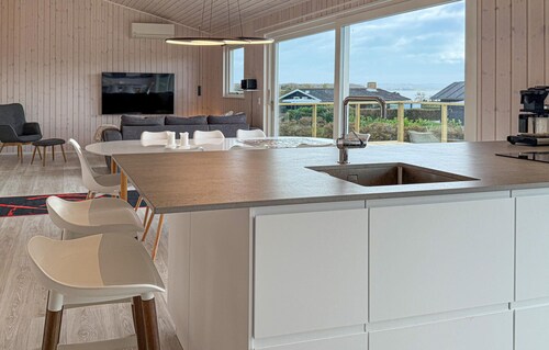 Pet friendly home in Rønde with WiFi