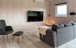 Smart TV, fireplace - Pet friendly home in Rønde with WiFi (Rønde)