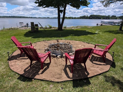 Enjoy this spectacular view 2 bedroom 1 bath lakefront property w/ AC and WiFi!