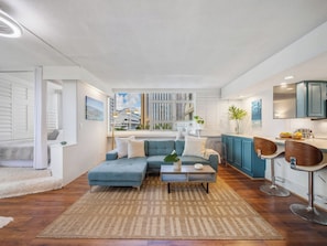 Living area - Waikiki 1-bedroom condo with AC and wifi (Honolulu)