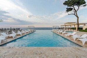 A pool with lounge chairs and a view of the sea. - Charming 2-bedroom villa Casa Blu in SOV, Puerto Plata Sosua (Puerto Plata Sosua)