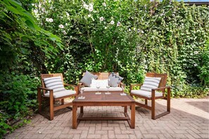 Terrace/patio - Wrigley 4BR Home, Sleeps 10, Firepit (Chicago)