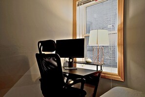 Interior - Wrigley 4BR Home, Sleeps 10, Firepit (Chicago)