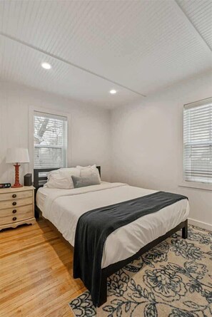 2 bedrooms, travel cot, WiFi, bed sheets