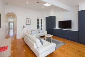 TV - North Adelaide - Row Cottage - “Monte” (North Adelaide)