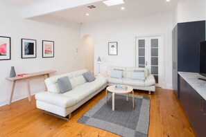 TV - North Adelaide - Row Cottage - “Monte” (North Adelaide)