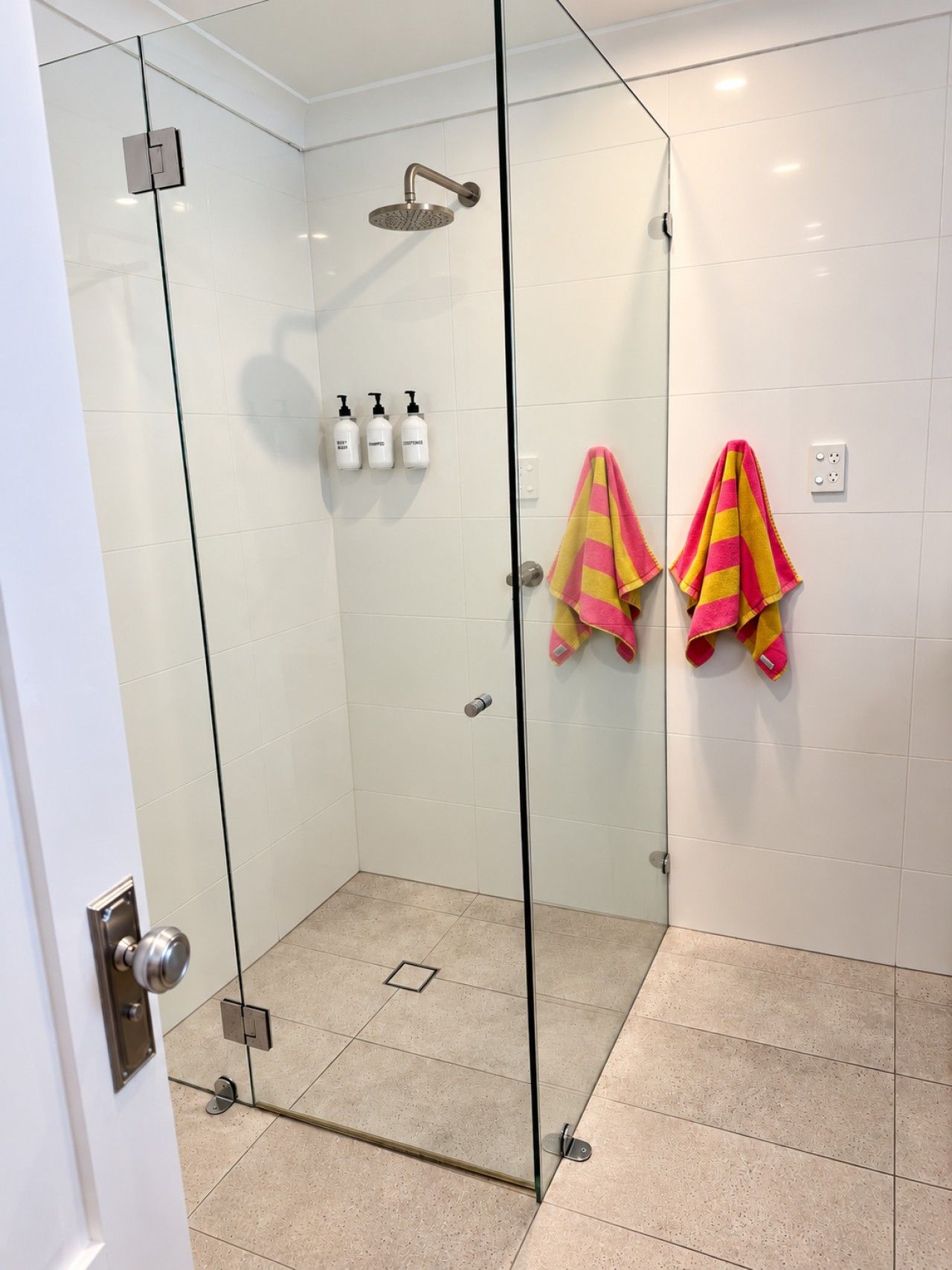 Frameless shower screen