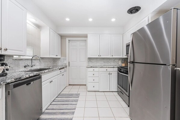 Køleskab, mikrobølgeovn, ovn, kogeplade