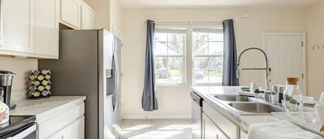 Micro-ondes, four, lave-vaisselle, bouilloire électrique