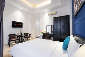 Kamar Mewah, balkon, pemandangan kota | Seprai katun Mesir, seprai premium, busa memori, dan minibar