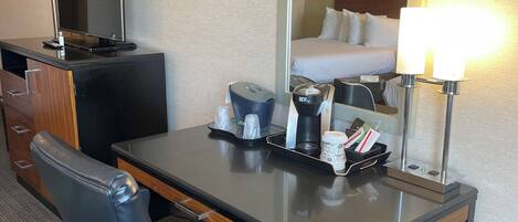 Una habitación de hotel con escritorio, silla y cama.