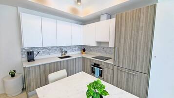 Coffee/tea maker, fridge, microwave, oven