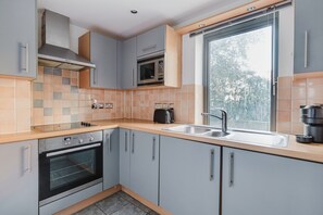 Jääkaappi, mikroaaltouuni, uuni, liesi