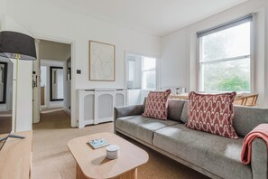 Een televisie en een stereo