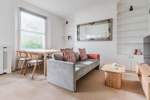 Een televisie en een stereo