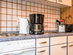 Kühlschrank, Ofen, Kochgeschirr/Geschirr/Besteck