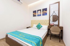 Premium bedding, down duvets, desk, laptop workspace - Hai Yen Hotel - 109 Tran Duy Hung (Hanoi)