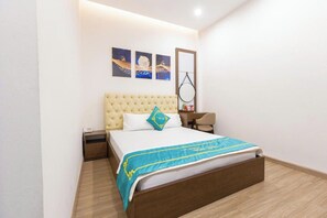 Premium bedding, down duvets, desk, laptop workspace - Hai Yen Hotel - 109 Tran Duy Hung (Hanoi)