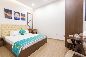 Premium bedding, down duvets, desk, laptop workspace - Hai Yen Hotel - 109 Tran Duy Hung (Hanoi)