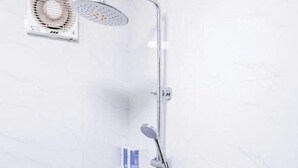A shower with a handheld showerhead, a wall-mounted fan, and a handheld shower attachment. - Hai Yen Hotel - 109 Tran Duy Hung (Hanoi)