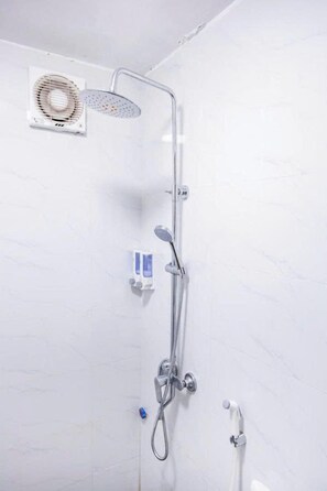 Douche, sèche-cheveux, chaussons, serviettes fournies