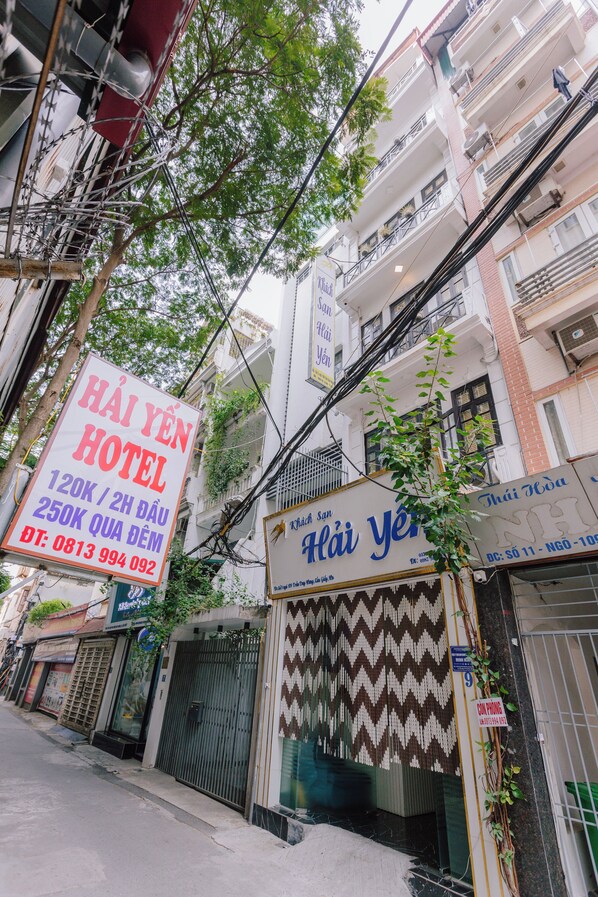 A hotel sign with pricing and contact information. - Hai Yen Hotel - 109 Tran Duy Hung (Hanoi)