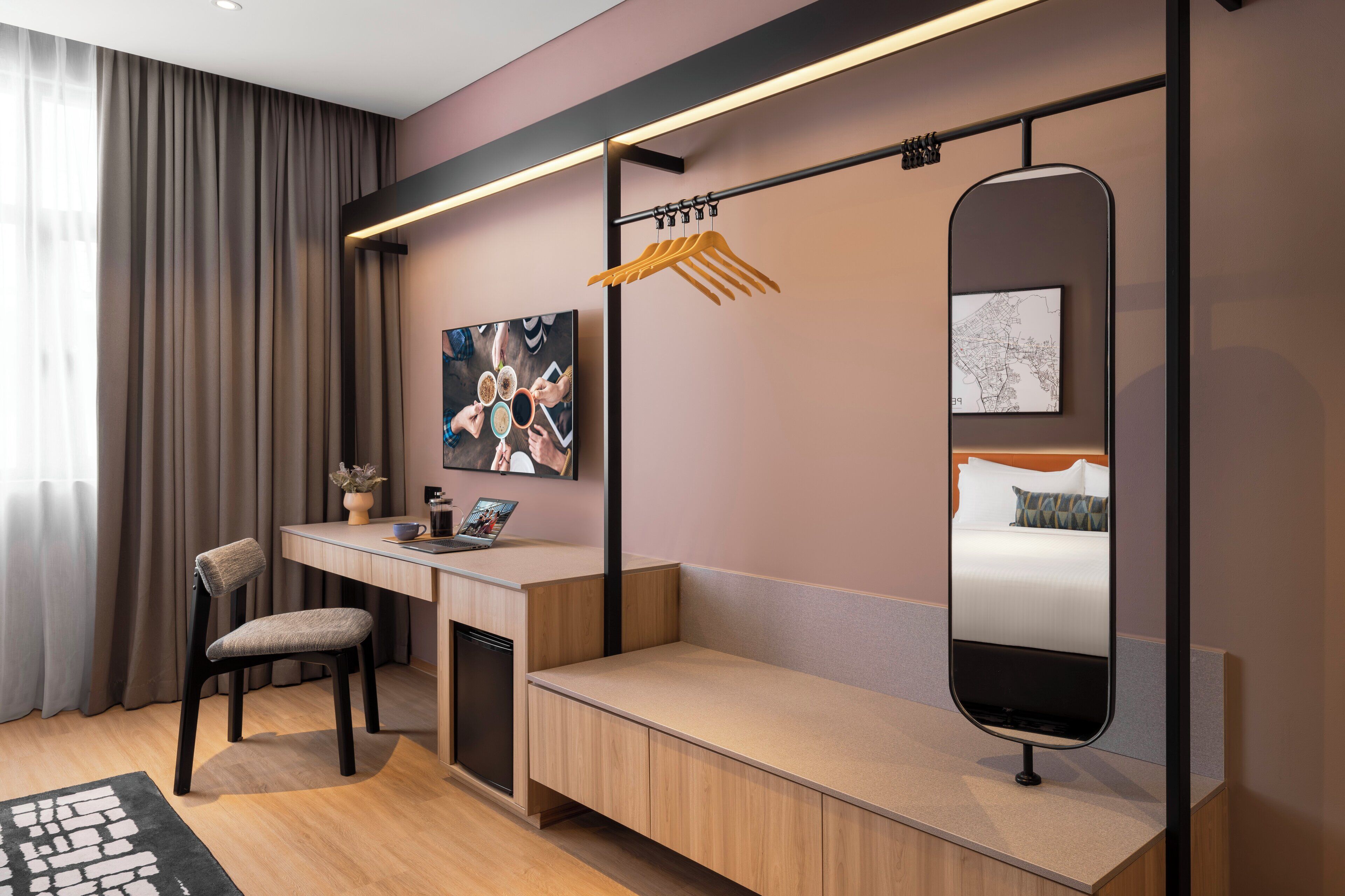 Una habitación de hotel moderna con escritorio, silla y cama con cabecera.