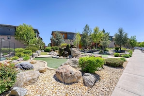 Apartment - 2BR Getaway Pool Gym Basketball Court Theater Access (Reno)