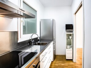 Fridge, microwave, oven, coffee/tea maker - Suitur exclusive apartament in the centric area of Barcelona (Barcelona)