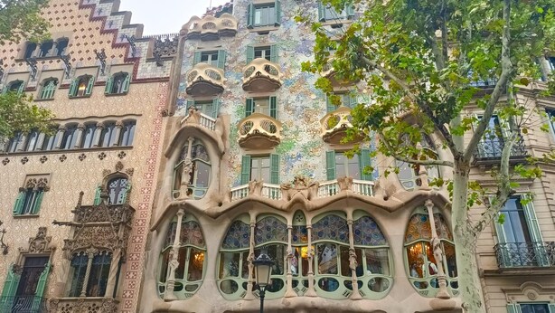 Un bâtiment doté d’éléments architecturaux raffinés, notamment des balcons décoratifs et des façades aux motifs élaborés.