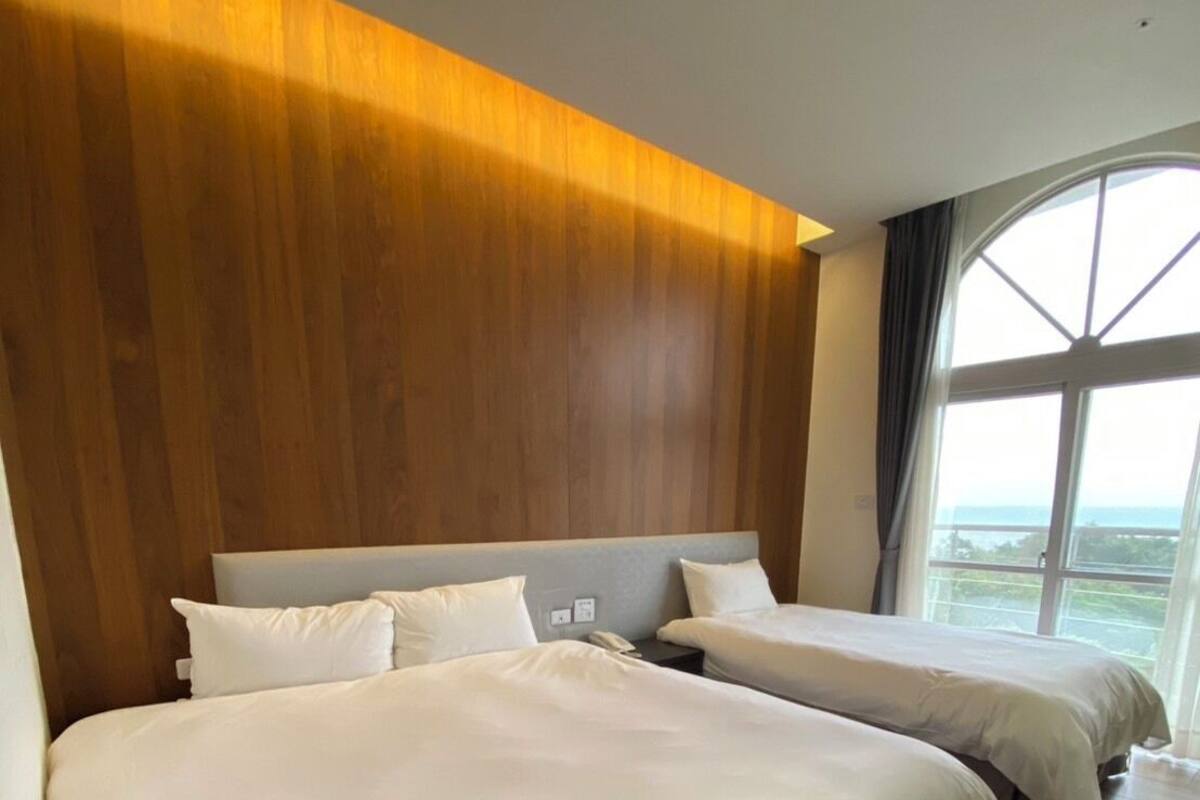 基本三人房, 露台, 部分海景 | 羽絨被、手提電腦工作空間、免費 Wi-Fi
