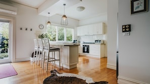 冷蔵庫、電子レンジ、オーブン、コンロ