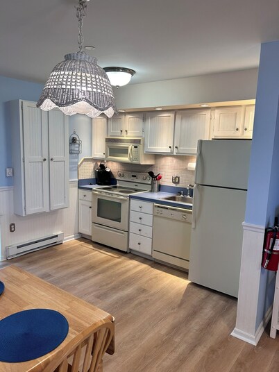 Spacious 2-bedroom corner condo on the beach with pool, AC, & WiFi in Brigantine