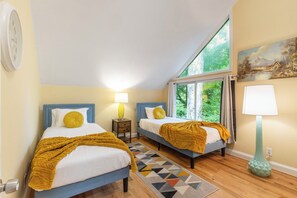 4 bedrooms, iron/ironing board, WiFi, bed sheets