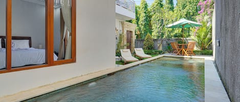 Una piscina al aire libre