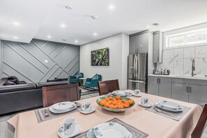 Dining - Luxurious two bedroom with one bathroom 3 beds (Calgary)