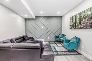 Smart TV - Luxurious two bedroom with one bathroom 3 beds (Calgary)