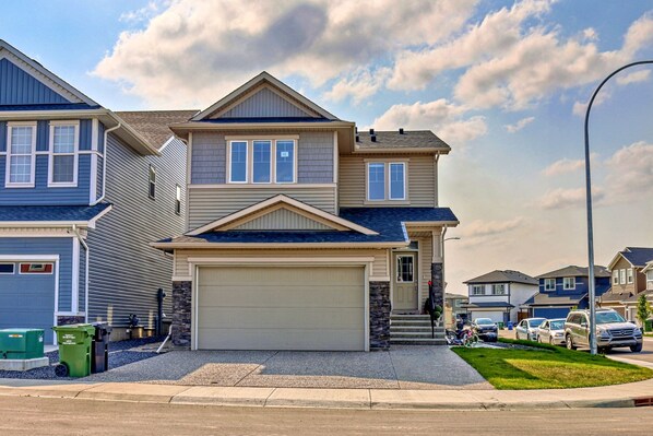 Exterior - Luxurious two bedroom with one bathroom 3 beds (Calgary)