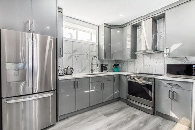 Luxurious two bedroom with one bathroom 3 beds 
