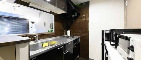 Fridge, microwave, stovetop, cookware/dishes/utensils