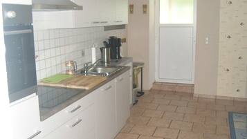 KĂŒhlschrank, Mikrowelle, Ofen, Herdplatte