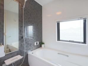 Haartrockner, Handtücher, Seife, Shampoo