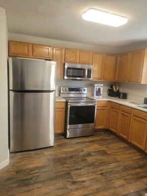 Geladeira, micro-ondas, fogão, cooktop