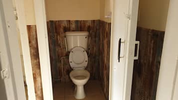 Een douche, handdoeken