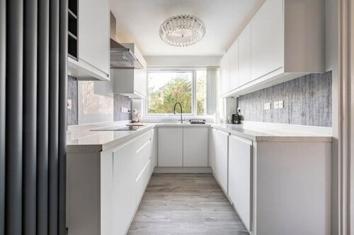 Spacious 1 bed apartment with parking & balcony!