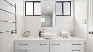 Ducha, secador de pelo, toallas