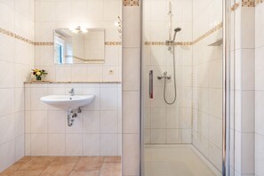 Shower, hair dryer - Apartment 'Federower Hofsee Seeadler' with Lake View, Private Terrace and Wi-Fi (Kargow)