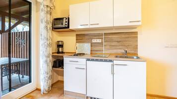 Kühlschrank, Ofen, Herdplatte, Wasserkocher mit Kaffee-/Teezubehör