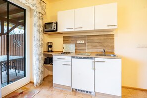 ثلاجة، فرن، موقد طهي مسطح، ماكينة لصنع القهوة/الشاي