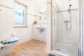 Douche, sèche-cheveux